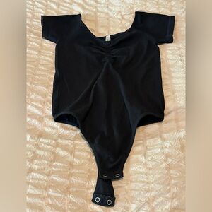 ANWND Black ribbed w/cap sleeve Body Suit size m/l gather at neckline